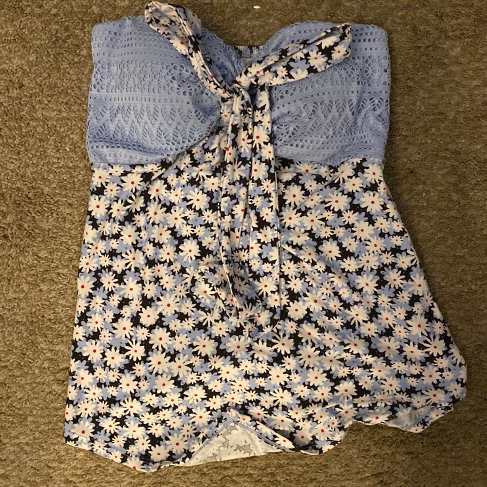 Sleeveless shirt with a tie in front